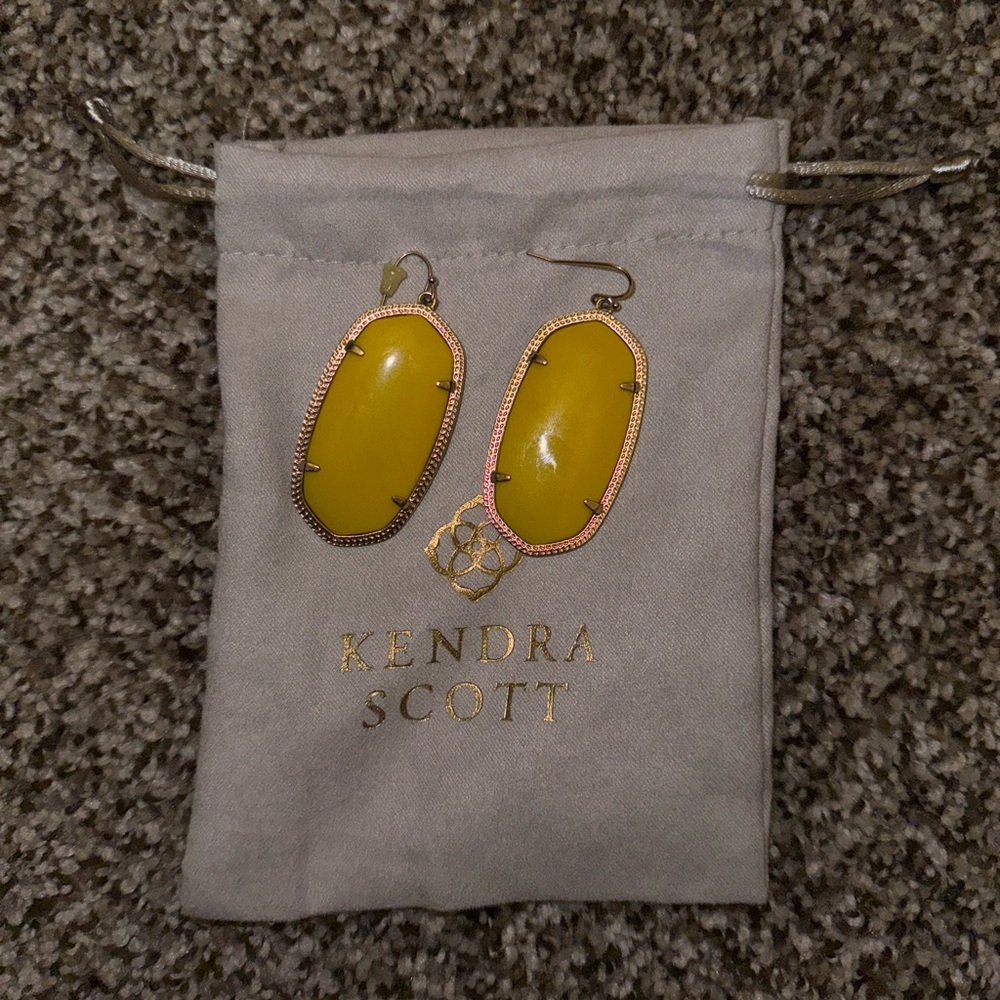 Kendra Scott Danielle Gold Statement Earring in yellow